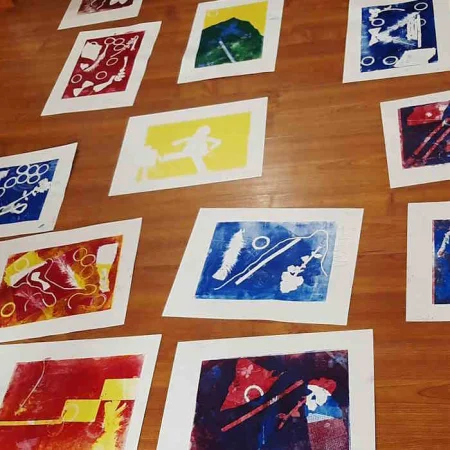 Siluetas prehistóricas con monotipo