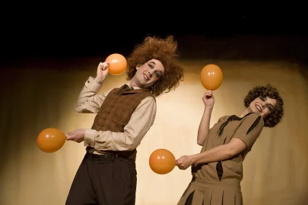 Globe Story. Baile ambulancia.JPG