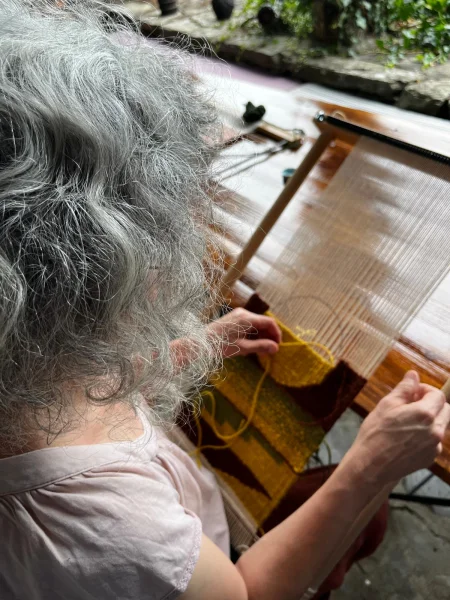 Introducción al tejido en telar de alto lizo con bastidor